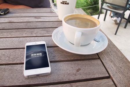高清咖啡店桌上白色iPhone4场景样机素材