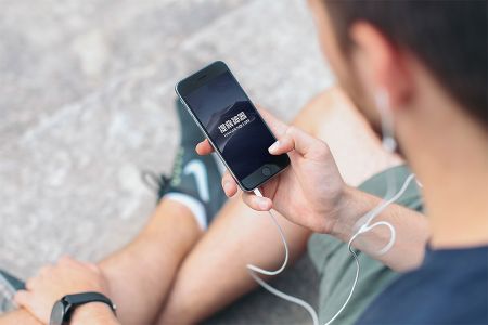 高清男人坐在街边使用iPhone6场景样机素材