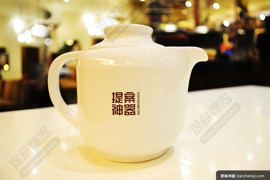 室内高清白色陶瓷加盖带把茶壶包装样机素材