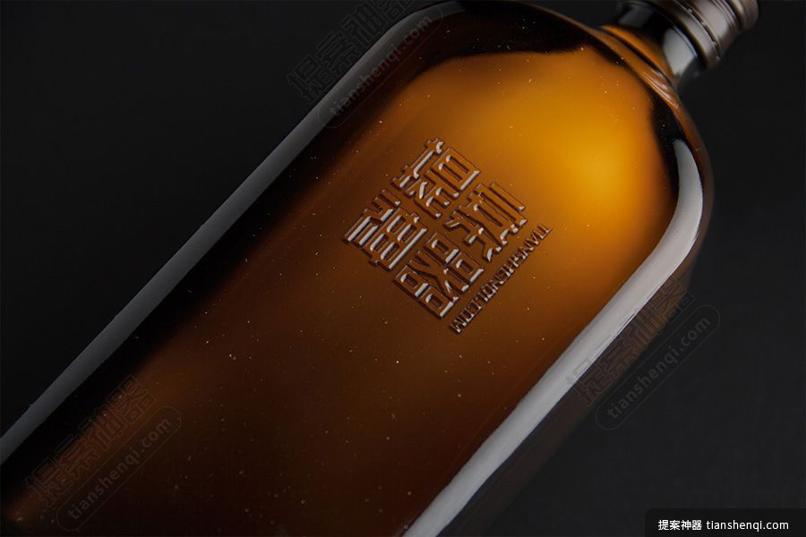 深色背景容器型酒瓶身细节放大包装样机素材