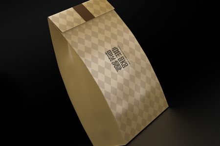 深色背景高清单个倾斜立体牛皮纸纸袋包装样机素材