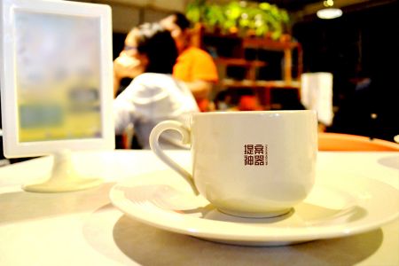 高清炫黄灯光室内咖啡厅白色陶瓷咖啡杯样机素材