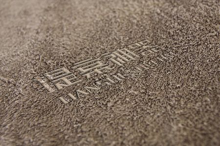 高清方形毛茸茸毯子凹印logo细节放大样机素材