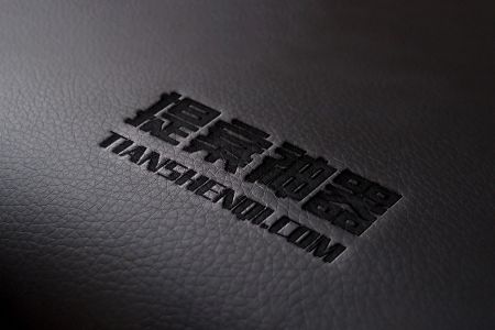 深灰黑色皮革凹印皮革效果logo样机高清样机素材