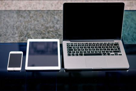 室内macbook、iPad、iPhone组合屏幕可切换细节展示样机素材