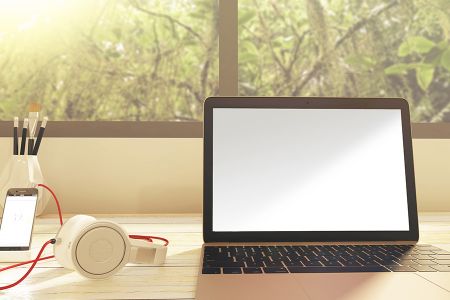 正面视角书桌Macbook场景样机素材
