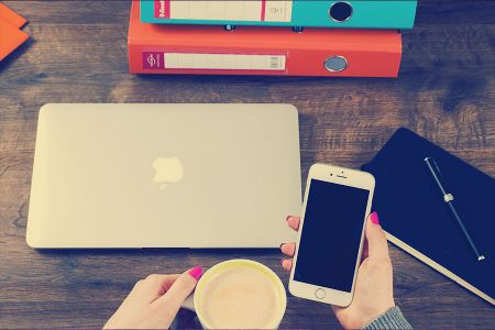 室内桌上高清macbook与iPhone组合场景样机贴图素材