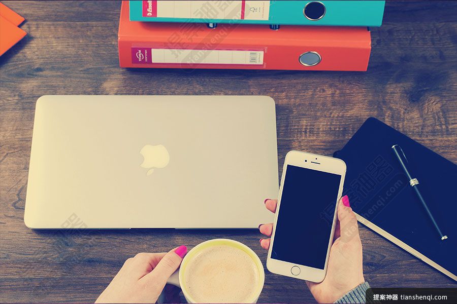 室内桌上高清macbook与iPhone组合场景样机贴图素材