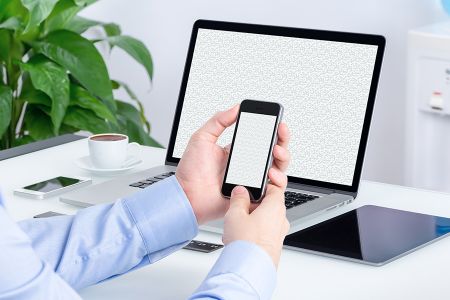 办公场景男士使用高清Macbook与iPhone组合样机贴图素材
