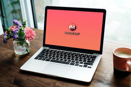 高清木质桌上简约Macbook Pro使用场景样机素材