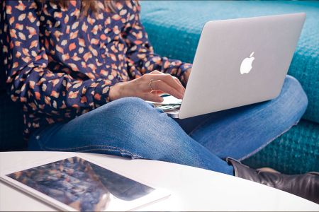 室内女士盘腿使用macbook场景样机贴图素材