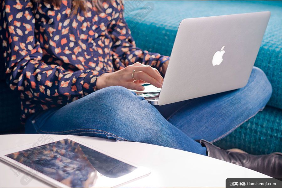 室内女士盘腿使用macbook场景样机贴图素材