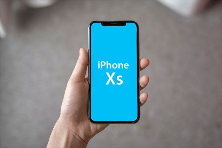 户外高清男士手持iPhone-Xs贴图样机素材