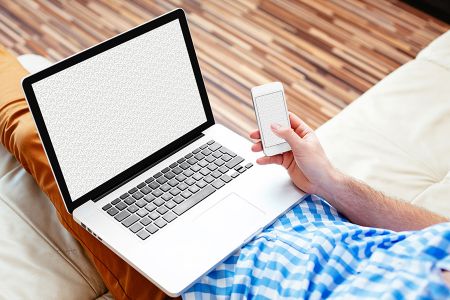 家里场景男士腿上高清Macbook与iPhone组合样机贴图素材
