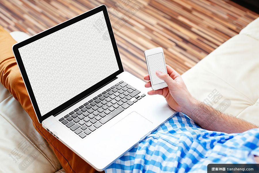家里场景男士腿上高清Macbook与iPhone组合样机贴图素材