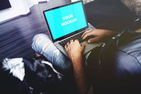室内沙发上男士双手使用macbook高清场景样机素材