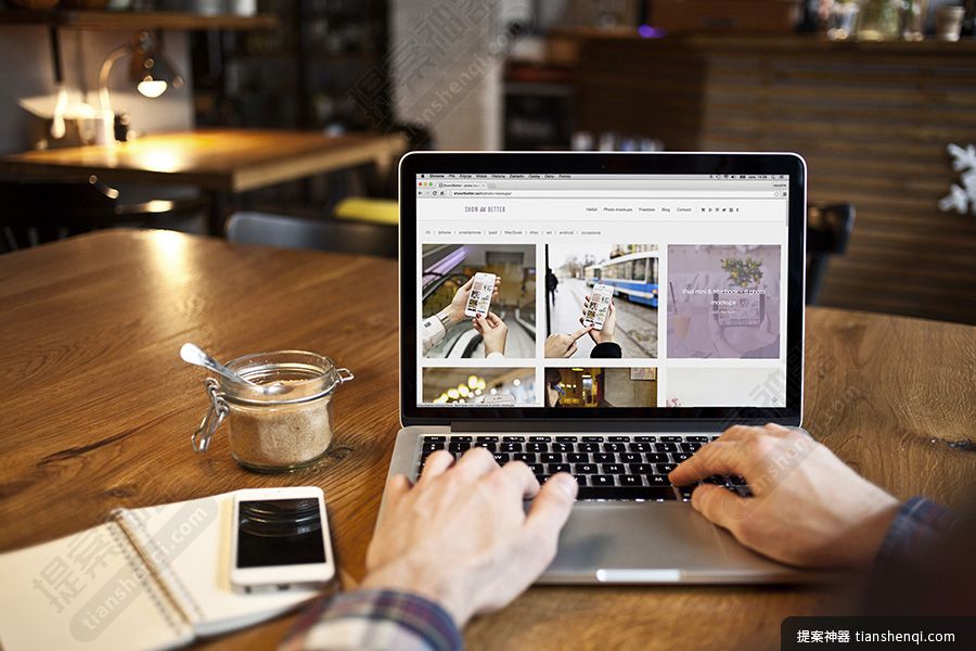正面男士使用Macbook场景样机贴图素材