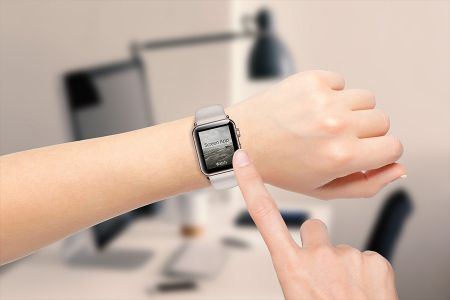 家里场景手戴watch手指屏幕可切换样机素材