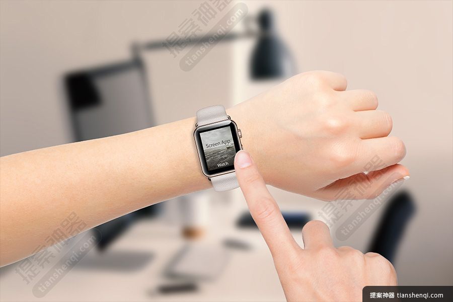 家里场景手戴watch手指屏幕可切换样机素材