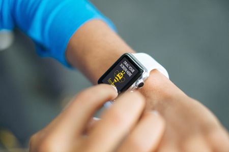 高清户外双手使用watch屏幕可替换样机素材