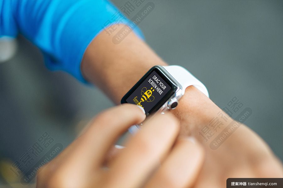 高清户外双手使用watch屏幕可替换样机素材