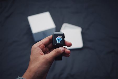 深色背景单手拿Watch眼睛看屏幕样机素材