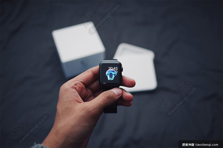 深色背景单手拿Watch眼睛看屏幕样机素材