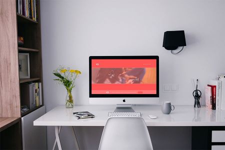 高清室内工作台Macbook屏幕可更换场景贴图样机素材