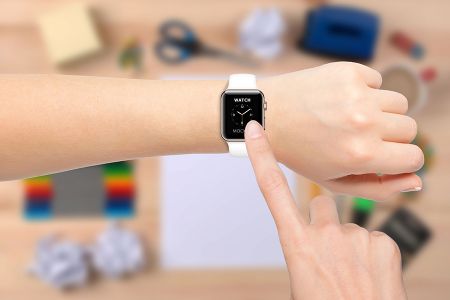 高清场景双手展示AppleWatch样机素材