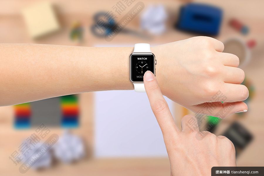 高清场景双手展示AppleWatch样机素材