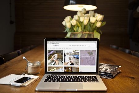 高清场景木质桌上Macbook组合样机素材