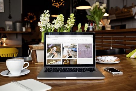 正面咖啡厅里高清男士使用Macbook样机贴图素材