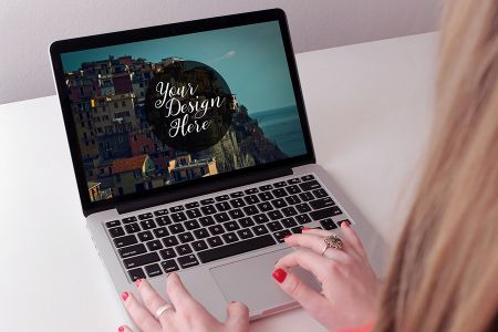 正面高清家庭场景女子使用Macbook样机素材