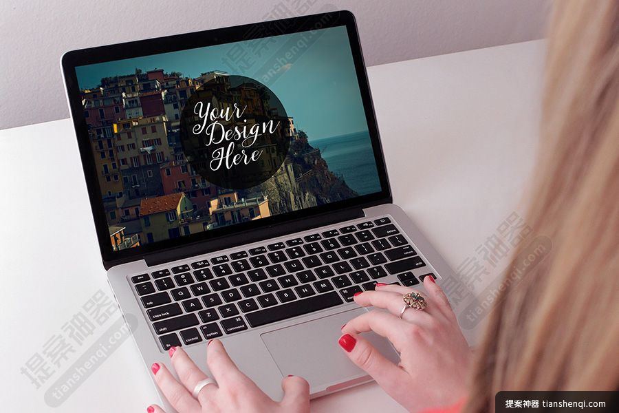 正面高清家庭场景女子使用Macbook样机素材