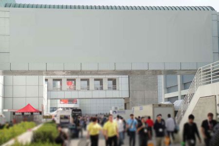 大型高清户外建筑门头悬挂海报可切换样机贴图素材