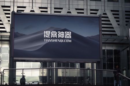 大型高清户外建筑前方悬挂海报可切换样机贴图素材