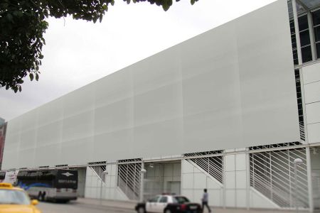 大型建筑物外旁铁架上张贴海报场景样机素材