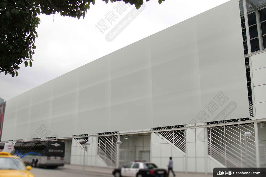 大型建筑物外旁铁架上张贴海报场景样机素材