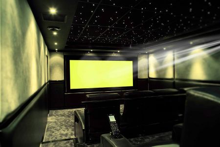 高清室内VIP影院大屏播放海报可更换样机素材