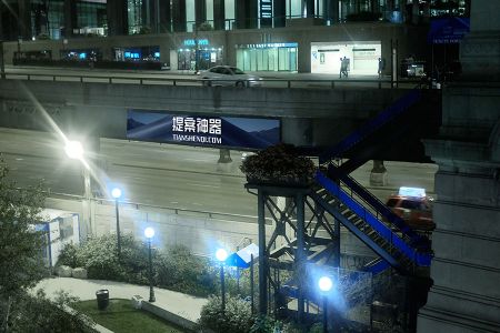 大型户外高速桥边旁张贴高清海报可更换样机贴图素材
